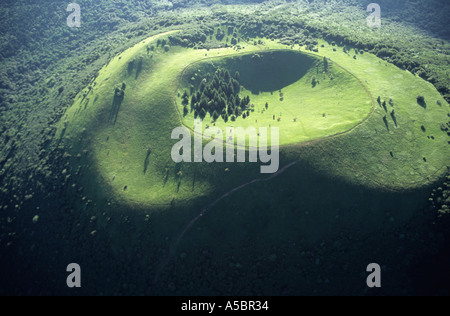 Vue aérienne du cône strombolien, volcan inactif sur la chaîne des Puys, massif Central, Auvergne centre de la France Banque D'Images