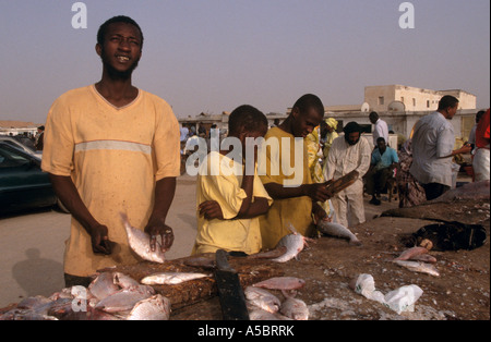 Scène de marché aux poissons, Nouakchott, Mauritanie Banque D'Images