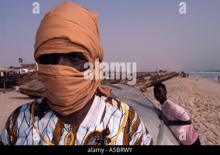 Pêcheur mauritanien enveloppé dans la coiffure sur orange beach, portrait, Nouakchott, Mauritanie, Afrique Banque D'Images