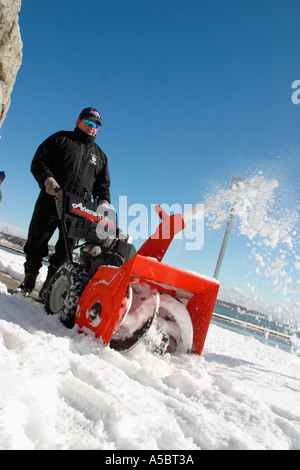 L'homme à l'aide de la souffleuse à neige Banque D'Images