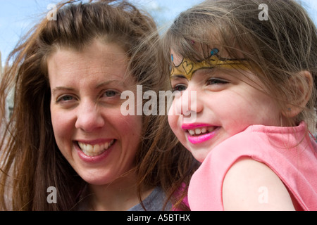 Mère et fille jouissant de leurs joyeuses Pâques jour age 35 et 3. St Paul Minnesota USA Banque D'Images