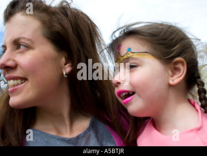 Mère et fille jouissant de leurs joyeuses Pâques jour age 35 et 3. St Paul Minnesota USA Banque D'Images