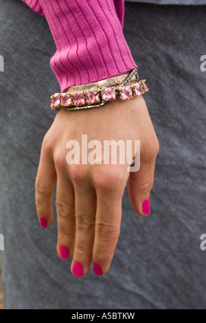 Joli bracelet bling sur poignet de femme vêtue pour Pâques l'âge de 35 ans. St Paul Minnesota USA Banque D'Images