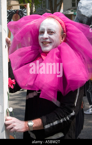 L'âge de 50 ans l'acteur avec col ruffle en parade. Dans le coeur de la bête peut jour Festival et défilé Minneapolis Minnesota USA Banque D'Images