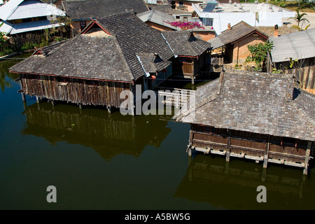 Hani minorité ethnique akha maison sur pilotis en bois Chine Xishuangbanna Gelanghe Banque D'Images