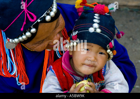 Grand-mère et bébé garçon Akha Hani Minorité ethnique Chine Xishuangbanna Gelanghe Banque D'Images