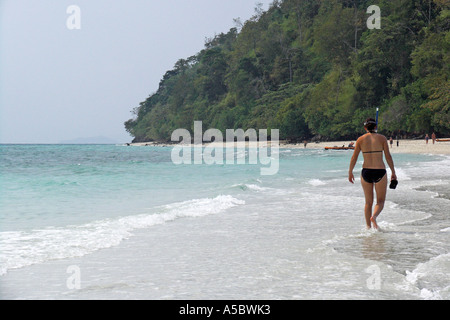 Woman in bikini promenades à marée basse sur la nouvelle barre de sable entre Ko Ko Kai et Tup ou Gai près de Krabi en Thaïlande Banque D'Images