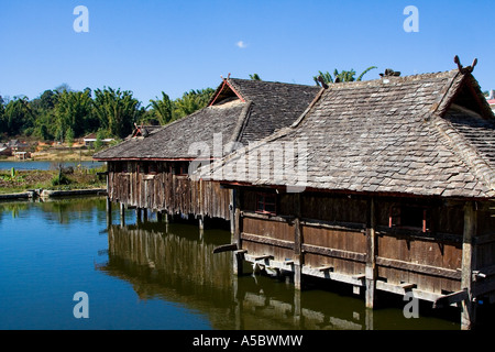 Hani minorité ethnique akha maison sur pilotis en bois Chine Xishuangbanna Gelanghe Banque D'Images