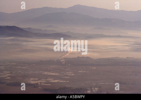 La pollution de l'usine crachent déjà remplis dans le Smog Air Chine Xishuangbanna Menghai Banque D'Images