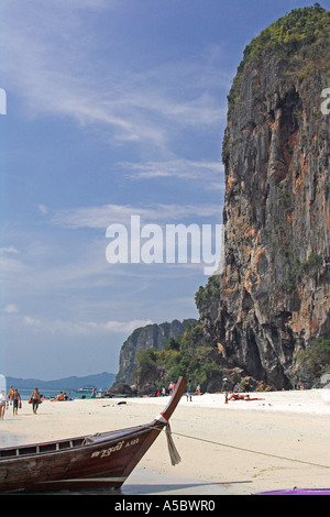 Falaise de calcaire karstique et traditionnel bateau longtail Hat Phra Nang Railay près de Krabi en Thaïlande Banque D'Images