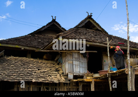 Akha traditionnelles maisons en bois près de Xiding Chine Xishuangbanna Banque D'Images