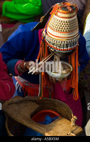 Femme Akha Eating Noodles Xiding Xishuangbanna marché Chine Banque D'Images