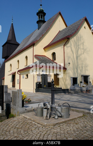 L'église catholique romaine et un clocher en bois en Rtyne v Podkrkonosi une petite ville dans le district de Trutnov, République Tchèque Banque D'Images
