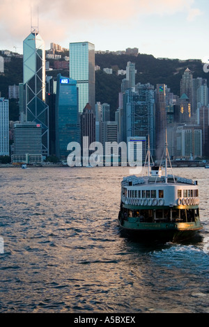 Star Ferry et l'horizon de Hong Kong Banque D'Images