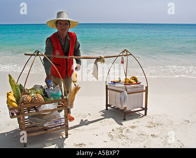 Vendeur de fruits et de maïs Barbecue Chaweng Beach l'île de Ko Samui Thailande Banque D'Images