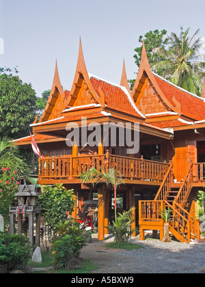 Bois sculpté traditionnel Thai house de deux étages avec terrasse Thai House Inn Lamai Beach l'île de Ko Samui Thailande Banque D'Images