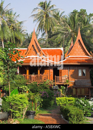 Bois sculpté traditionnel thaï à deux étages Maison et jardin Thai House Inn Lamai Beach l'île de Ko Samui Thailande Banque D'Images