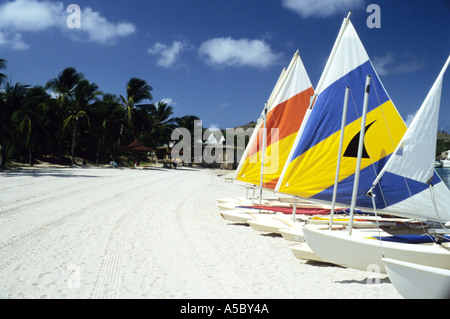 Bateaux à voile sur une plage de sable blanc à l'hôtel St James Club Caraïbes Antigua Banque D'Images