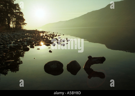 La LUMIÈRE DU SOLEIL DU SOIR SUR LA RIVE du Loch Ness en Écosse PHOTO DE JOHN ROBERTSON Banque D'Images