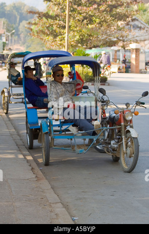 Les conducteurs de pousse-pousse en attente d'un tarif Luang Prabang au Laos Banque D'Images