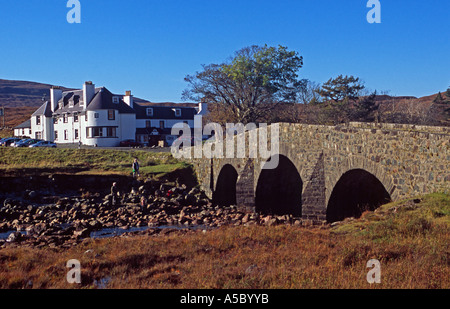 Hôtel Sligachan et le vieux pont de Glen Sligachan sur l'île de Skye Ecosse Banque D'Images