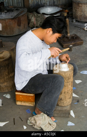 Les objets d'argent Faisant des articles à Thithpeng Maniphone, Luang Prabang au Laos Banque D'Images