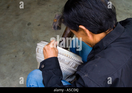Les objets d'argent Faisant des articles à Thithpeng Maniphone, Luang Prabang au Laos Banque D'Images
