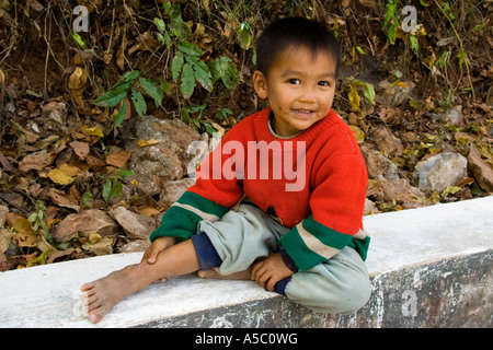 Petit garçon à l'extérieur de la grotte de Pak Ou Luang Prabang au Laos Banque D'Images