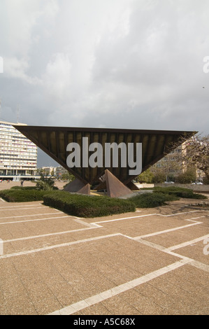 Israël Tel Aviv l'Holocaust Memorial sculpture sur la place centrale de Tel Aviv Rabin Square par Yigal Tumarkin Banque D'Images