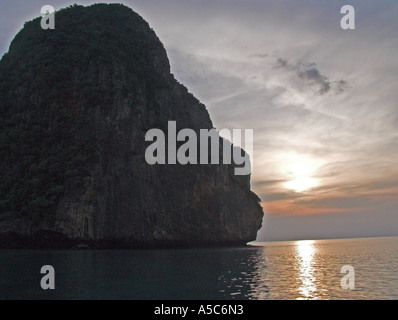 Coucher du soleil au-delà des imposantes falaises de calcaire de l'île de Phi Phi Leh en Thaïlande Banque D'Images