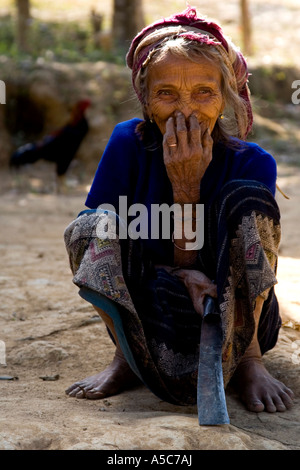 Vieille Femme laotienne expressive avec une machette Udomxai ou Muang Xai Laos Banque D'Images