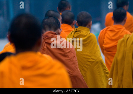 Robe Orange des moines novices pendant matin Collection Udomxai Alms ou Muang Xai Laos Banque D'Images