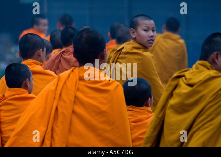 Robe Orange des moines novices pendant matin Collection Udomxai Alms ou Muang Xai Laos Banque D'Images