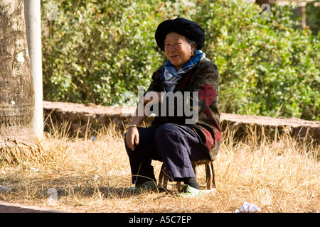 Yao femme portant un turban noir Yaoqu Chine Yunnan Banque D'Images