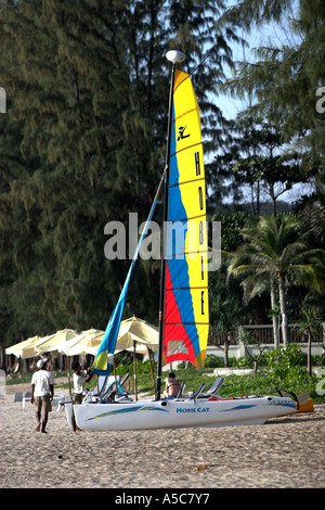 Voile de couleur vive sur Hobie Cat populaires Phra Ae Long Beach l'île de Ko Lanta Thaïlande Banque D'Images