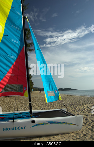 Voile Hobie Cat aux couleurs vives populaires Phra Ae Long Beach l'île de Ko Lanta Thaïlande Banque D'Images