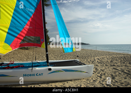 Voile Hobie Cat aux couleurs vives populaires Phra Ae Long Beach l'île de Ko Lanta Thaïlande Banque D'Images