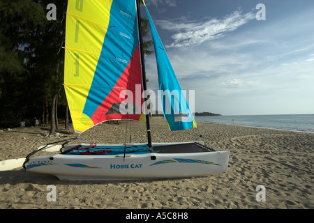 Voile Hobie Cat aux couleurs vives populaires Phra Ae Long Beach l'île de Ko Lanta Thaïlande Banque D'Images