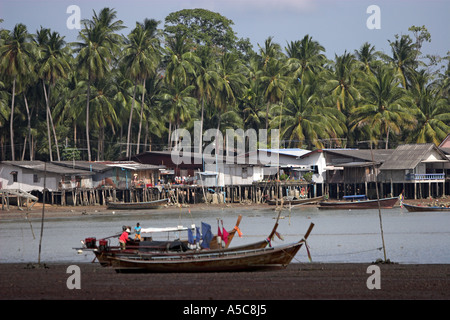 Bateaux Longtail de palmiers et de bâtiments sur pilotis Vieille Ville Village Lanta Ko Lanta island Thaïlande Banque D'Images