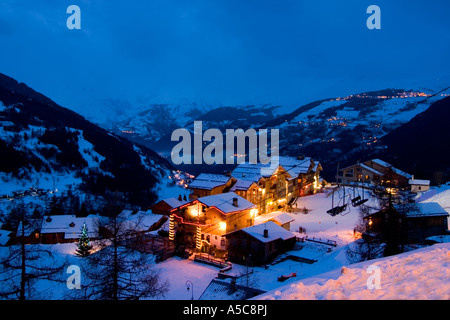 La vallée de la Tarentaise et Sainte Foy station de ski dans les Alpes du nord France Soir Banque D'Images