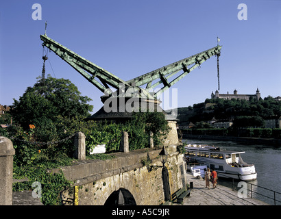 Ancienne grue sur le fleuve Main à Wurzburg Allemagne Banque D'Images