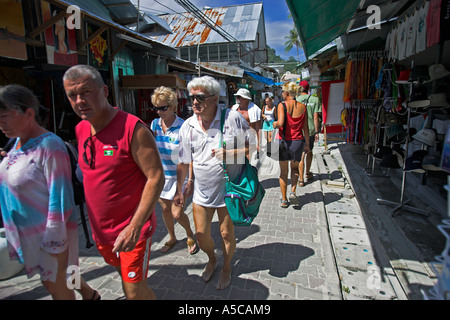 Chemin occupé derrière Ao Ton Sai beach bordée de magasins de plongée hôtels restaurants bars et stands de souvenirs île de Phi Phi, Thaïlande Banque D'Images