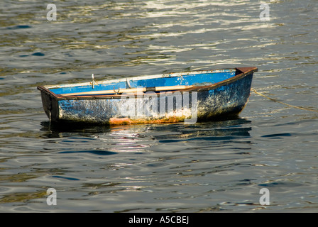 Petit bateau de pêche flottant dans la mer Banque D'Images