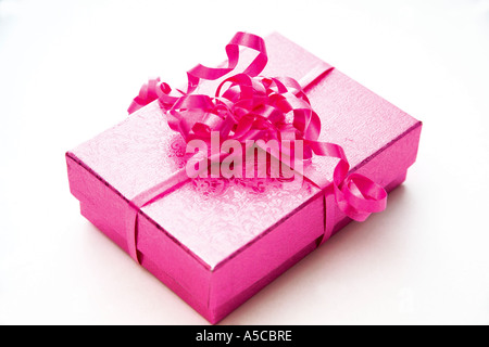 Gift wrapped with pink wrapping paper Banque D'Images