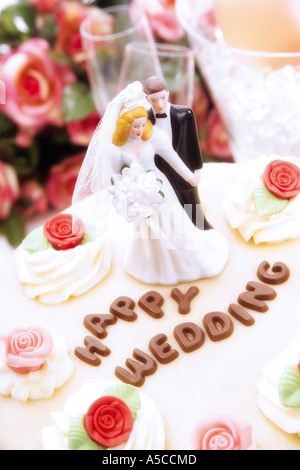 Wedding Cake topper avec Bride and Groom Banque D'Images