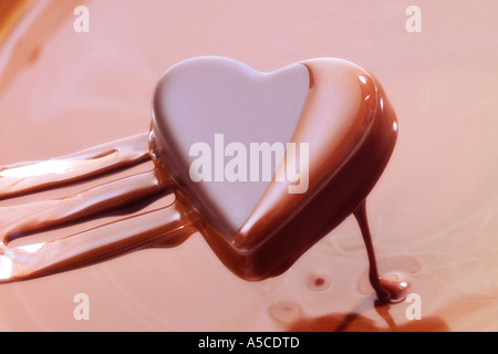 Coeur chocolat trempé dans une sauce au chocolat Banque D'Images