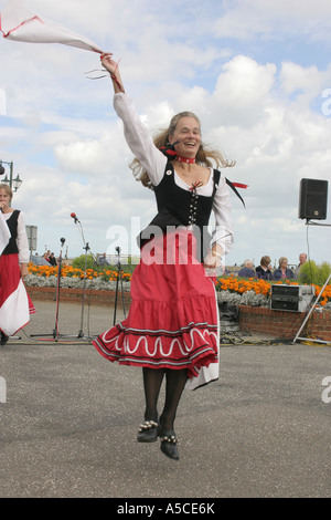 Un gabarit de solo d'une des dames de Fakenham Morris d'effectuer sur le front de mer à traiter Festival Maritime Banque D'Images