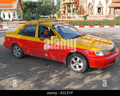 Rouge et jaune à compteur taxi Toyota Wat Chalong Phuket Thaïlande Banque D'Images