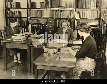 Femmes, travailleuses travaillant dans un bureau / administration / administration en 1954, Royaume-Uni Banque D'Images