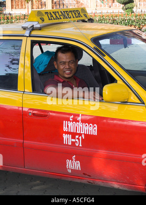 Rouge et jaune à compteur taxi Toyota Wat Chalong Phuket Thaïlande Banque D'Images